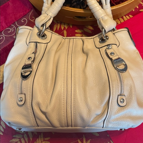 B. Makowsky Leather Ivory Shoulder Bag with Silver Details - Picture 2 of 6